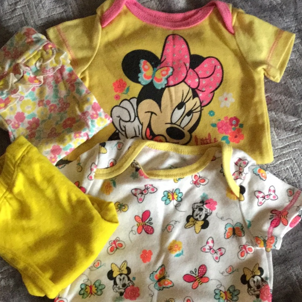 4 piece lot- Minnie Magic! ❤️